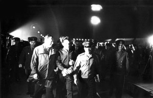 Letzte Schritte des russischen Kosmonauten Wladimir Komarow, Baikonur-Kosmodrom, UdSSR