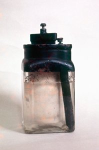 Leclanché-Nasszelle, eine frühe Speicherbatterie, 20. Jahrhundert von Unbekannt