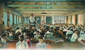 Vorleser liest Zigarrenrollern vor, Zigarrenfabrik, Havanna, Kuba, 1910er Jahre von Unbekannt