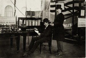 Lee DeForest (sitzend) sendet eine drahtlose Telefonnachricht in der Abteilung für Elektrizität auf der Weltausstellung 1904 von Unbekannt