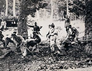 Legionäre an der Front der Sierra, die Kiefern fällen und Säcke füllen, um Unterstände gegen feindliche Flugzeuge zu bauen von Unbekannt