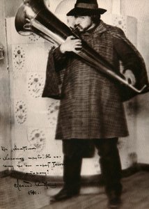 Leonid Andrejew, russischer Autor, spielt ein Musikinstrument