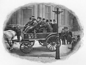 London County Council Fire Brigade Committee bei einer Inspektion, ca. 1903 von Unbekannt
