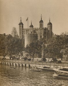 Londons älteste und neueste öffentliche Gebäude von der Tower Bridge, ca. 1935 von Unbekannt