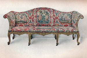Langes gepolstertes Sofa: Serpentinenform, geschnitzt und vergoldet, um 1750 von Unbekannt