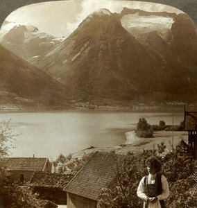 Blick von Hjelle über den ruhigen Strynns-See zu den steilen Gletschern des Mt. Skaala, Norwegen, ca. 1905