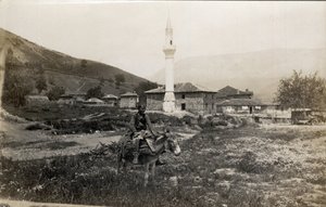 Mazedonien, Griechenland: ein Mann auf einem Esel vor einem Minarett - Postkarte 1914-1918 von Unbekannt
