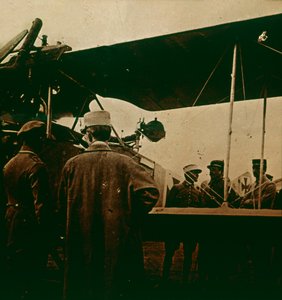 Maschinengewehr auf einem Doppeldecker montiert, Auspuff nach oben, um 1914-1918