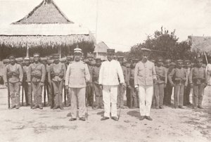 Madeira-Mamore-Eisenbahn: An der Grenze zwischen Bolivien und Brasilien: Bolivianische Offiziere und Soldaten, 1914 von Unbekannt
