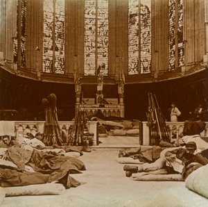 Provisorische Baracken in einer Kirche, Marne, Nordfrankreich, 1914 von Unbekannt