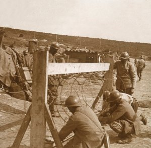 Herstellung von Stacheldraht, um 1914-1918