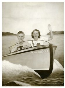 Mann und Frau in einem Boot namens "Miss Wildwood" ca. 1940