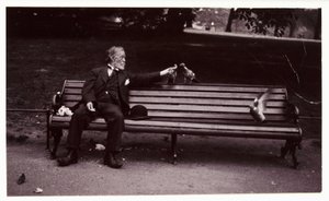 Mann auf einer Parkbank, um 1920