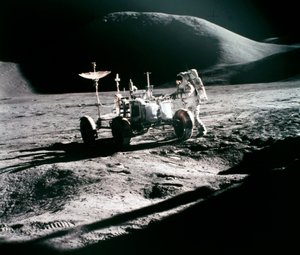 Bemannter Raumflug, USA, Apollo 15 Apollo 15 Astronaut James Irwin mit dem Lunar Rover von Unbekannt