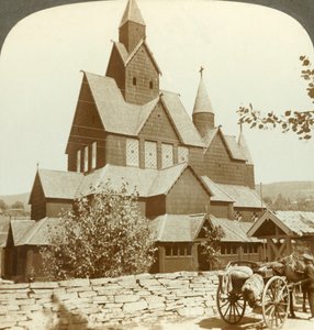 Viele giebelige Holzkirche mit Arkade und Türmen aus dem 12. Jahrhundert, Hitterdal, Norwegen, ca. 1905 von Unbekannt