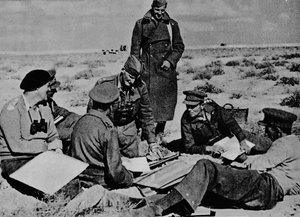 Karten und Pläne sind auf dem Sand ausgebreitet, 1942-1944