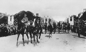 Marschälle Foch und Joffre während der großen Siegesparade, Paris, Frankreich, 14. Juli 1919 von Unbekannt