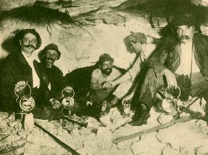 Treffen der beiden Bohrparteien beim Durchstich des Lötschbergtunnels, um 1930