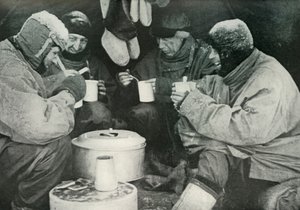 Mitglieder der Polarexpedition beim Essen im Lager