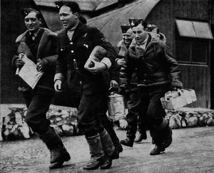 Mitglieder der RAF bereit zum Einsatz während des Zweiten Weltkriegs, ca. 1940-1943 von Unbekannt