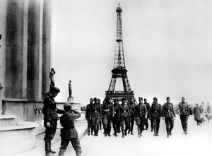 Mitglieder der SS besuchen den Eiffelturm, Paris, Juli 1940