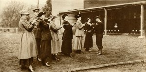 Mitglieder der WRNS beim Revolvertraining, 1915, 1935