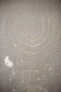 Menora (Menorah) auf einem alten Grabstein, Budapest, Ungarn von Unbekannt