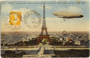 Militärluftschiff aus dem Chalais-Meudon-Park fliegt in der Nähe des Eiffelturms, 1908 von Unbekannt