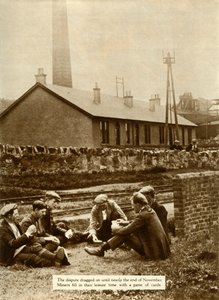 Bergleute spielen Karten während des Generalstreiks, Großbritannien, 1926