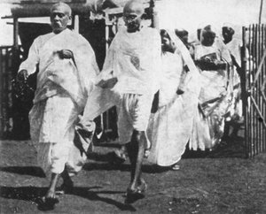 Mohandas Gandhi, indischer Nationalistenführer, auf dem Weg zum Kongress, 1932