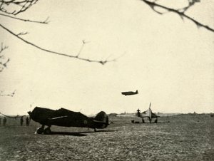 Morane 406 auf dem Flugplatz Vassincourt mit französischem Curtiss Hawk und Hurricane, 1939-1940, 1941