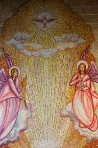Mosaik in der Kirche Sacro Cuore di Gesù: Engel und Heiliger Geist, Gallipoli, Italien