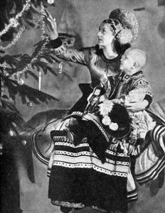 Mutter und Kind mit Weihnachtsbaum, Matyo-Leute, Miskole, Ungarn, 1936