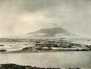 Mount Erebus im Ausbruch am 14. Juni 1908, 1909 von Unbekannt