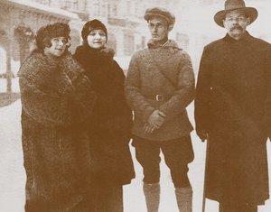 Moura Budberg zweite von links mit Maxim Gorki rechts, um 1920
