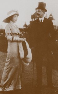 Moura Budberg mit ihrem ersten Ehemann von Benckendorf beim Pferderennen in Berlin, 1913 von Unbekannt
