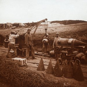 Bewegen von Granaten mit einem Kran, Genicourt, Nordfrankreich, um 1914-1918
