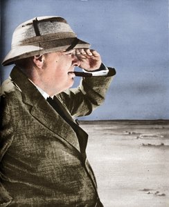 Mr. Churchill erspäht den Feind, 1943 von Unbekannt