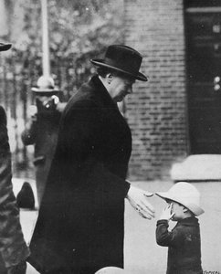 Mr. Churchill bei einer Kabinettssitzung während des Generalstreiks 1926, 1926, 1945