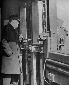 Herr Churchill auf der Brücke des Kriegsschiffs