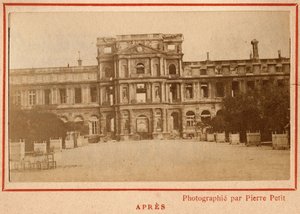 Gemeinde von Paris (1871): Blick auf den Palais des Tuileries in Paris nach dem Brand im Mai 1871. Fotografie von Pierre Pepetit.