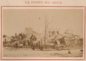 Gemeinde von Paris (1871): Blick auf die Ruinen im Viertel Point-du-Jour in Paris im Mai 1871. Fotografie von Pierre Pepetit. Druck auf Karton, Maße 9x5,4 cm von Unbekannt