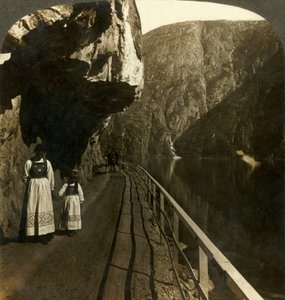 Schmaler Felsvorsprung, wo die Straße zu den Voring-Fällen am tiefen Wasser des Oifjord-Sees vorbeiführt, Norwegen