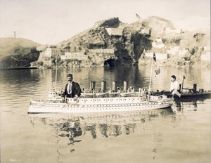 Marineausstellung am Pike. Zwei Kriegsschiffe und ihre Betreiber. Weltausstellung 1904 von Unbekannt