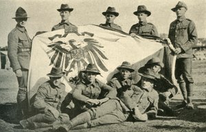 Neuseeländische Soldaten mit erbeuteter deutscher Flagge, Erster Weltkrieg