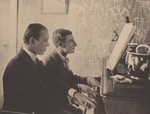 Nijinsky und Maurice Ravel am Klavier, spielen eine Partitur von Daphnis und Chloe von Unbekannt