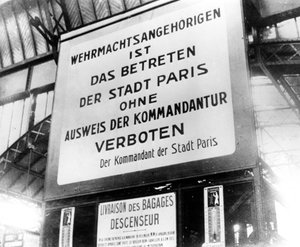 Hinweis in einem Bahnhof im deutsch besetzten Paris, 17. Juli 1940