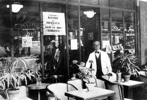 Hinweis in einem Restaurantfenster, der Juden den Eintritt verbietet, deutsch besetztes Paris, Juli 1940 von Unbekannt