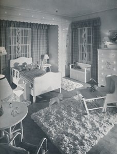 Kinderzimmer von W. & J. Sloane, mit cremefarbenen Möbeln und flauschigen weißen Teppichen auf blau gestrichenem Boden
