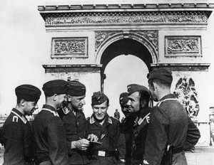 Besetzte deutsche Truppen am Arc de Triomphe, Paris, Juni 1940